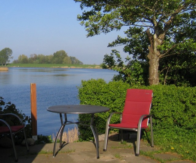 Camping,Urlaub,Mietwohnwagen direkt am Wasser der Eider - Ruderboote Kanus Kajaks - Hennstedt